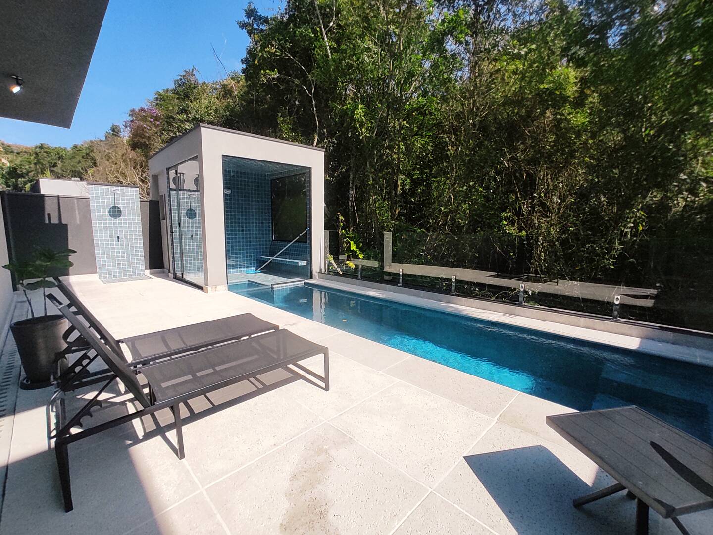 Casa com 5 suítes piscina e sala de tv no módulo 24 na Riviera
