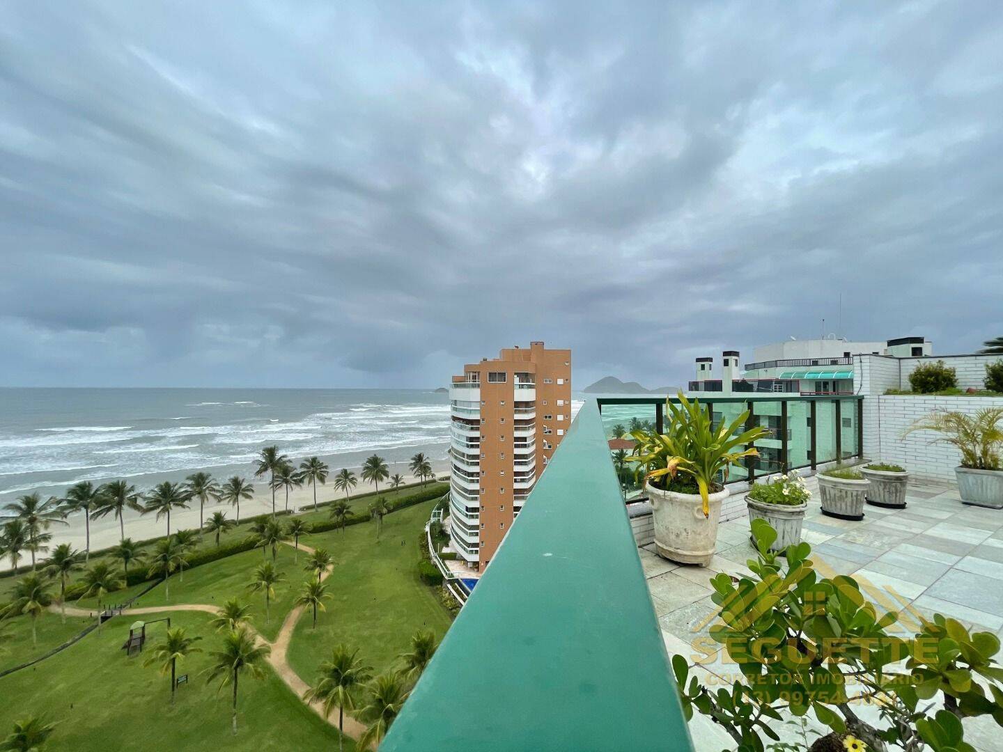 Cobertura duplex pé na areia 4 suítes vista mar em Riviera de São Lourenço