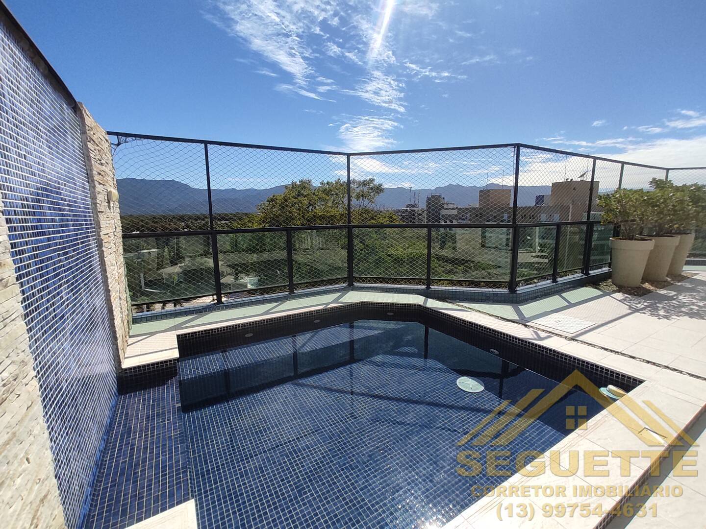 Cobertura duplex com piscina a poucos metros da praia na Riviera Modulo 04