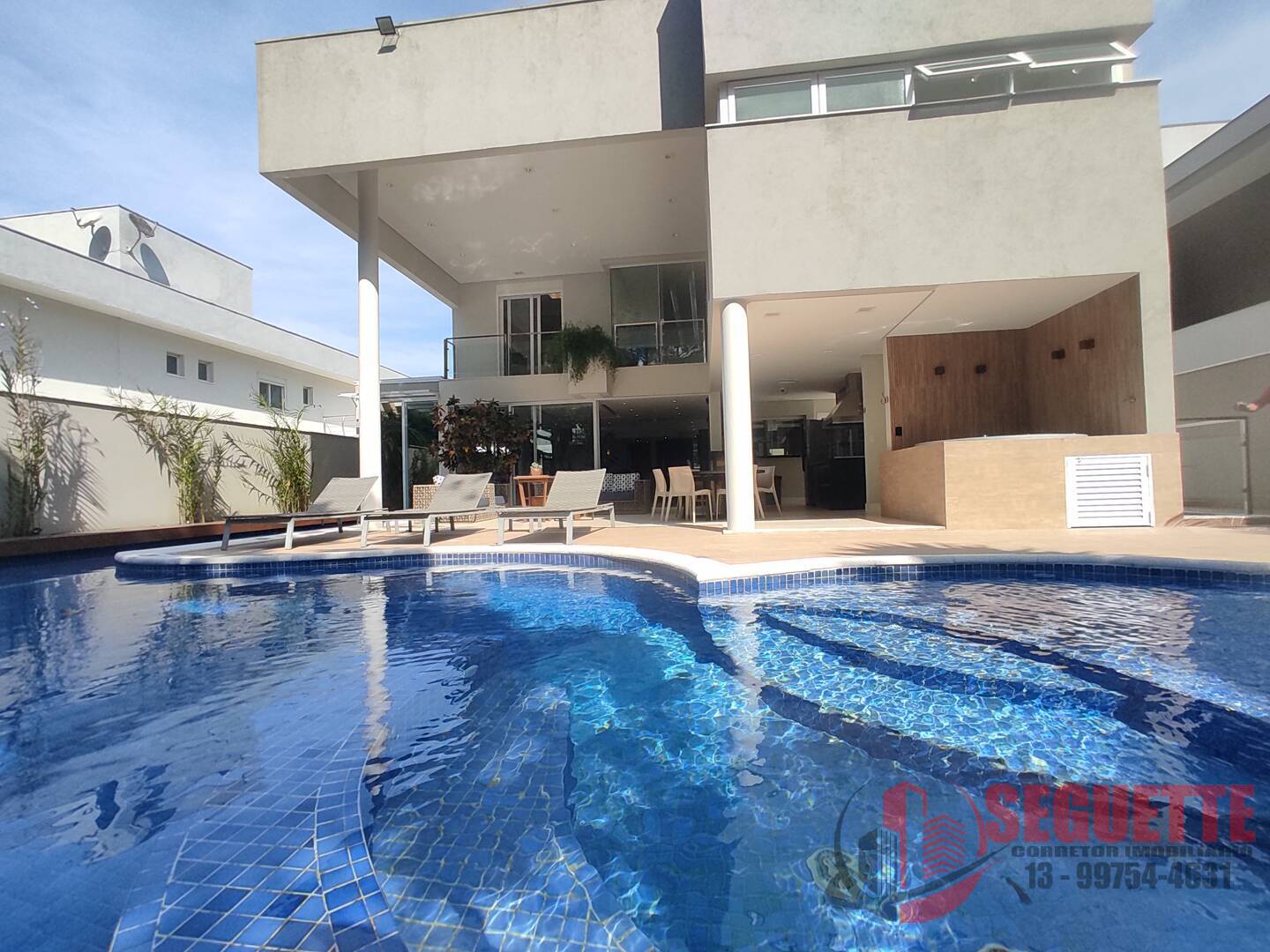 Casa com 5 suítes e garagem no subsolo na Riviera módulo 24