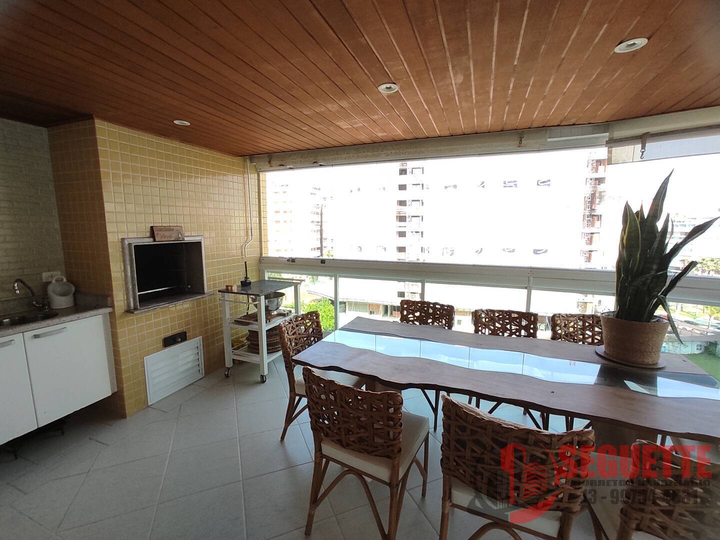 Pé na área com 4 dormitórios e varanda gourmet no módulo 08