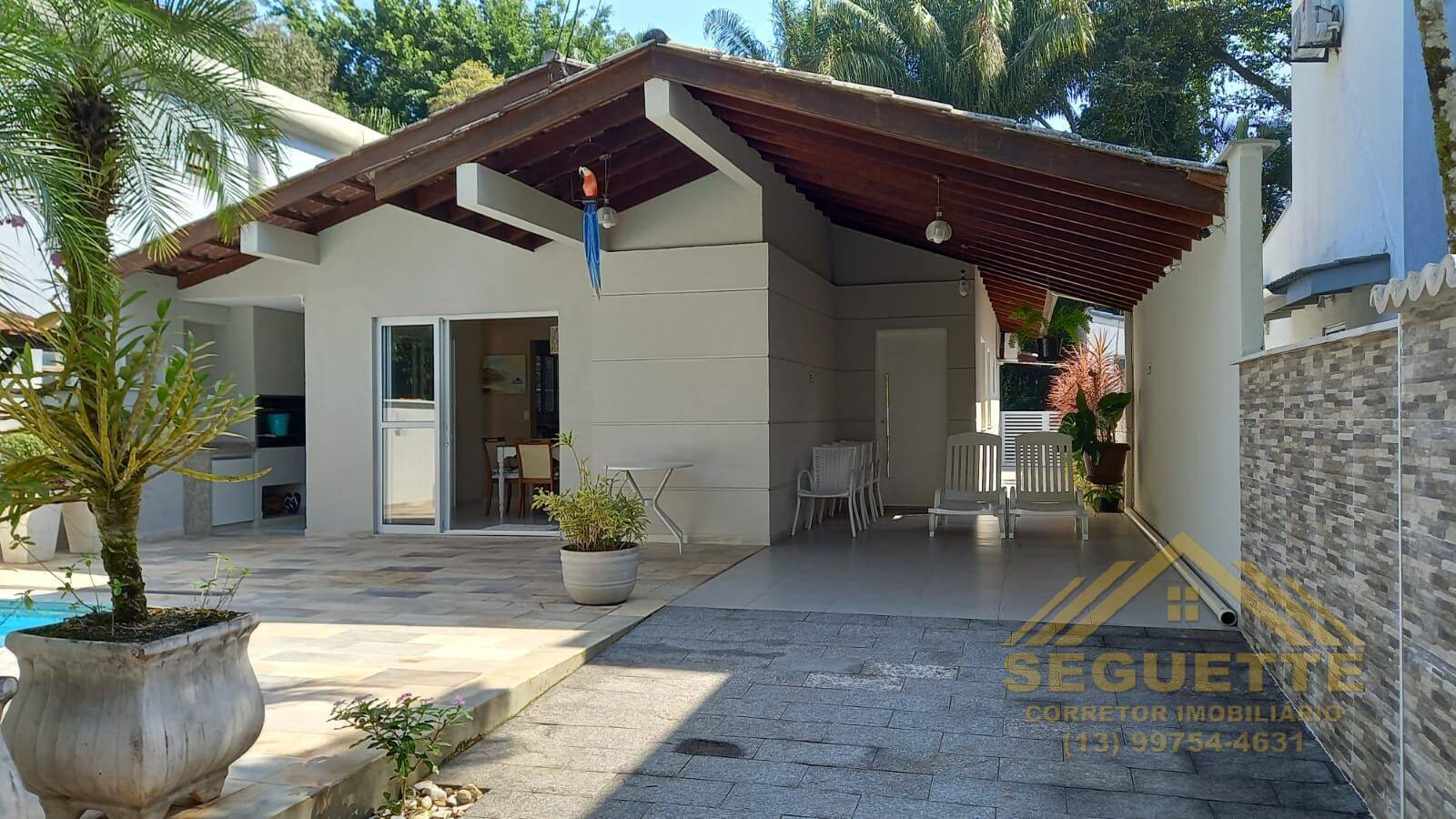 Casa mobiliada com 3 dormitórios no módulo 22 em Riviera de São Lourenço