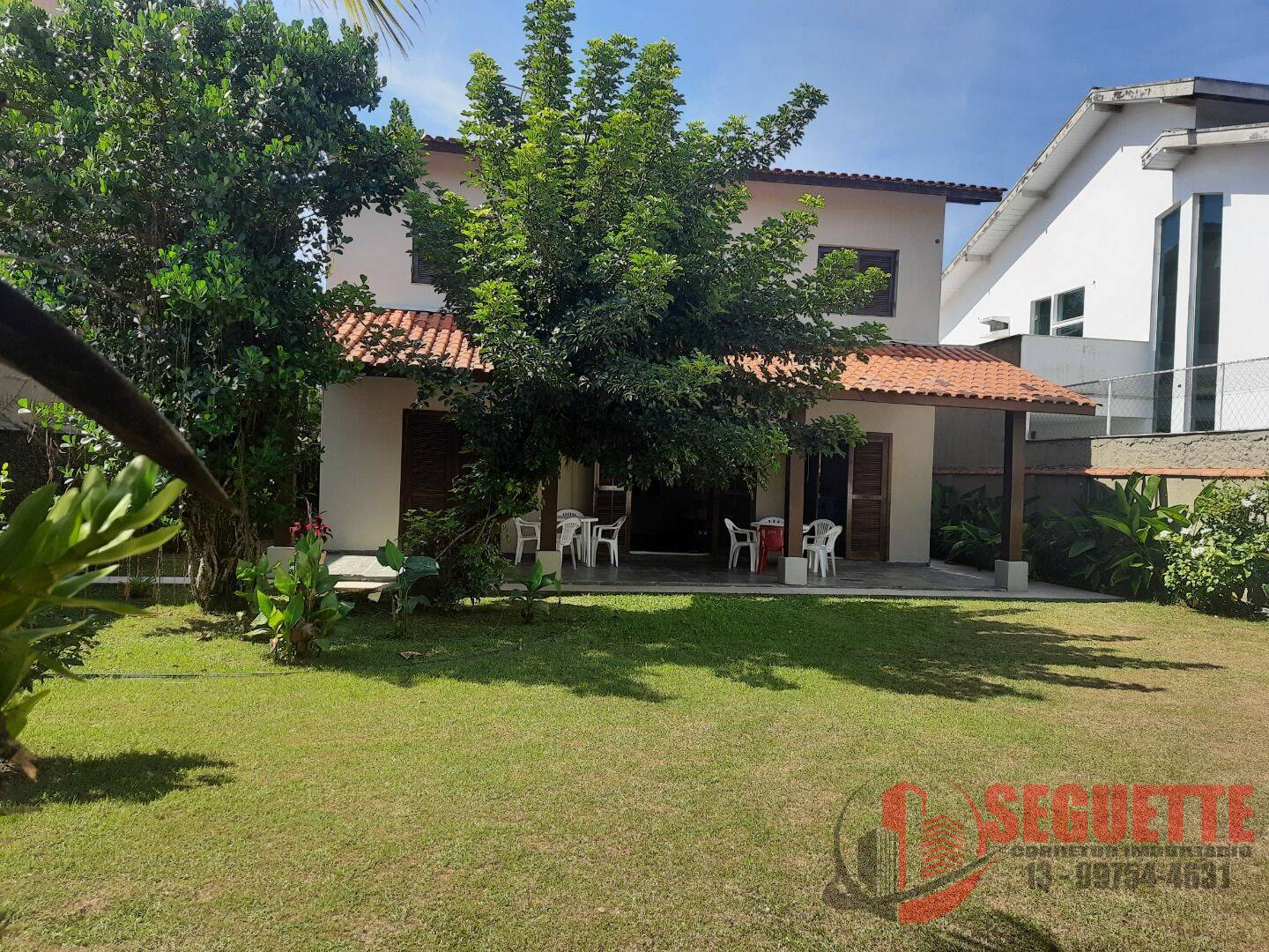Casa com 4 dormitórios em rua larga no módulo 22 em Riviera
